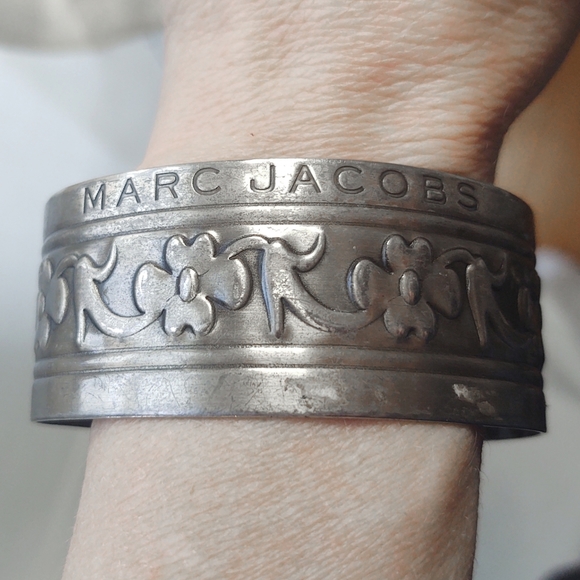 Designer Marc Jacobs Wide Silver Floral Cuff Bracelet - Picture 7 of 7